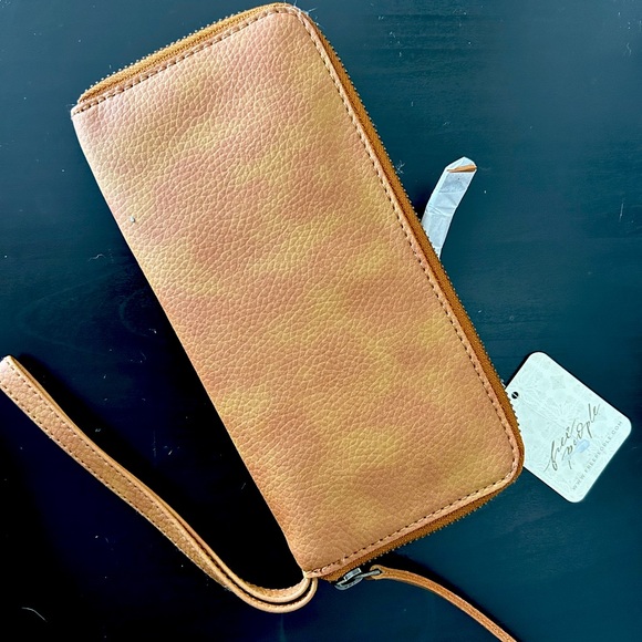 FREE PEOPLE - NWT Vegan Leather Wallet Wristlet - Picture 2 of 3